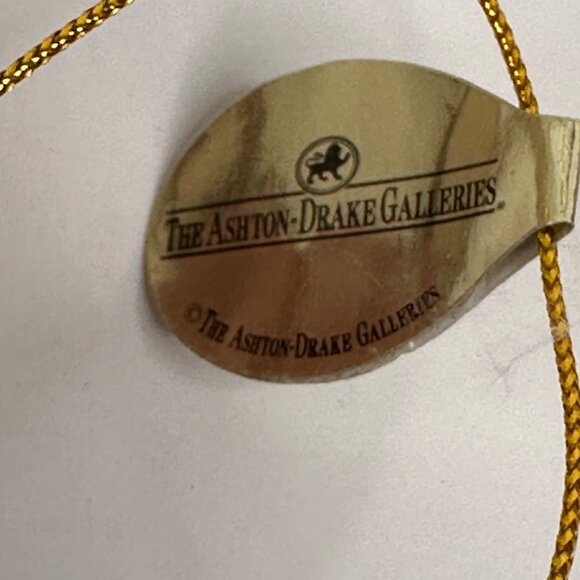 Tabby In Toyland Ornament By Ashton-Drake Galleries Sleigh Bells Cat & Santa - Picture 5 of 12